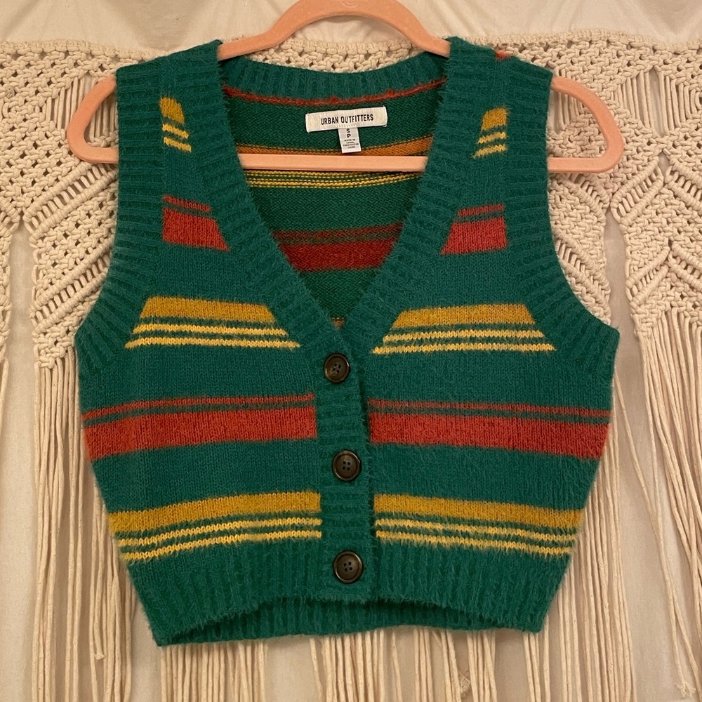 UO Fuzzy Cropped Sweater Vest